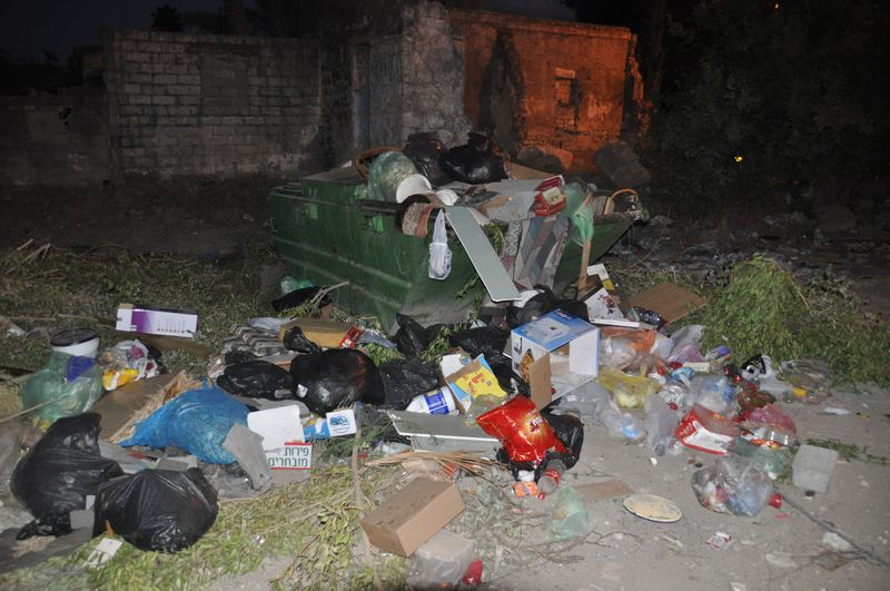 بالصور: الأحياء العربية في مدينة اللد تغرق وسط أكوام النفايات !